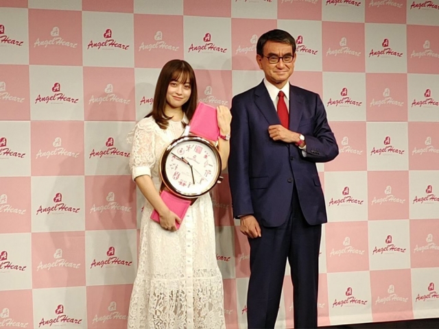 巨大腕時計 橋本環奈さん、河野太郎ワクチン担当大臣とのスリーショット